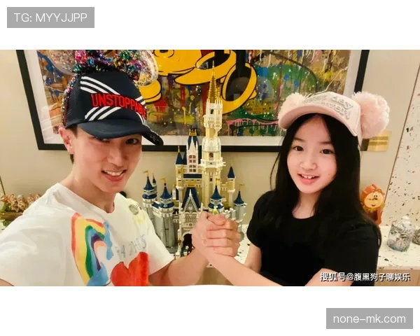 张玉宁聚餐合照里那块表亮得像舞台灯，我刷到都尴尬