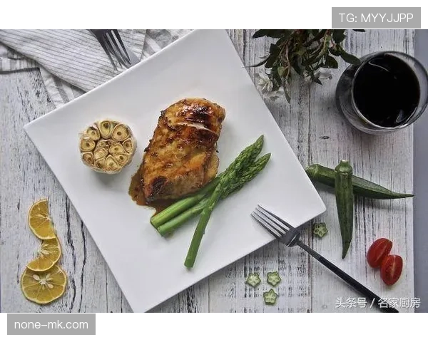 谌利军这训练强度,一天三练完还啃鸡胸肉,真不怕半夜饿醒? 谌利军这训练强度,一天三练完还啃鸡胸肉,真不怕半夜饿醒?